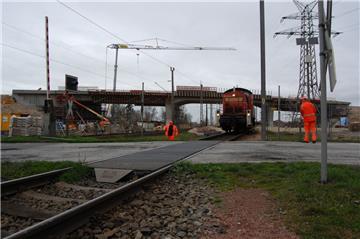 Die Brücke über die Berliner Straße, die den Bahnübergang ersetzt, wird bald fertig. 