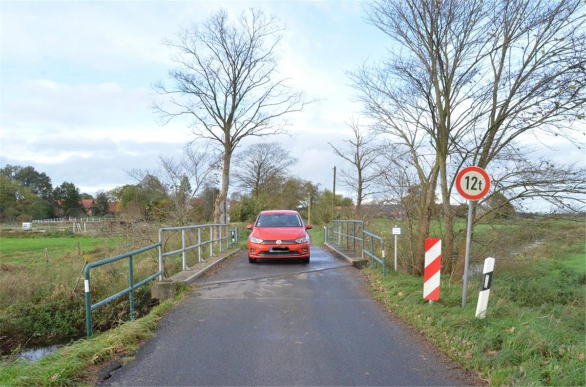 Schiffdorf: Diese Brücke wird sechs Monate gesperrt Die Brücke über die Wehdeler Grove, im Dammheider Weg, zwischen Altluneberg und Geestenseth, soll 2019 erneuert werden.