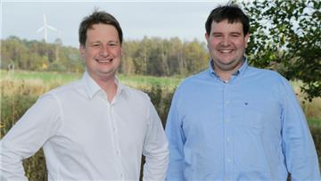 Die Brüder Bastian (links)  Benjamin Peters sind Inhaber des Unternehmens Blumen Peters. 