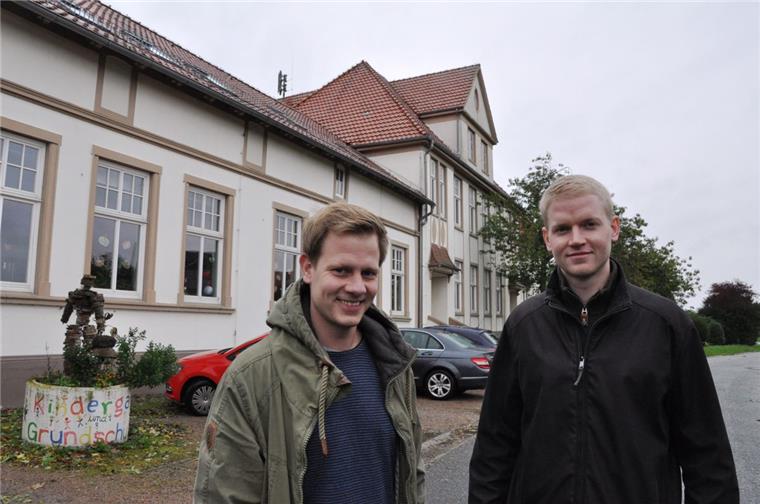 Diese Nordenhamer wollen alter Schule neues Leben einhauchen Die Brüder Christoph (links) und Torben Geil haben die alte Phiesewarder Schule gekauft.