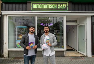 Die Brüder Haydar (links) und Salim Dervis eröffnen den ersten Automatenladen in Bremerhaven.