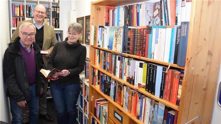 Die Bücherstube im Dorfladengebäude ist deutlich erweitert worden. Sylke Rüger kümmert sich um die Organisation, Bürgermeister Marco Mohrmann (Mitte) und Horst Schäfer vom Team der Ehrenamtlichen freuen sich über die positive Entwicklung.