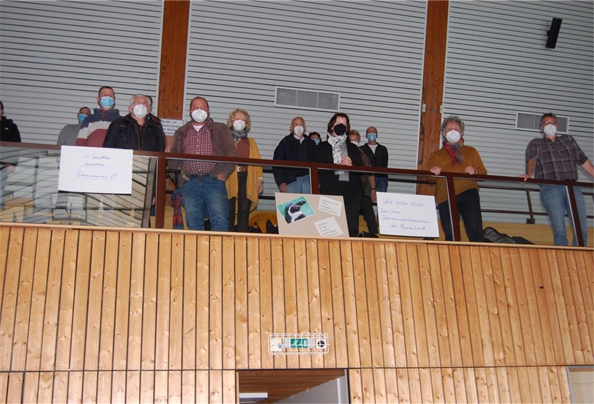 Die Bürger hatten bei der Info-Sitzung in der Großsporthalle Rodenkirchen Plakate an die Wand gehängt, um ihren Sorgen Ausdruck zu geben.