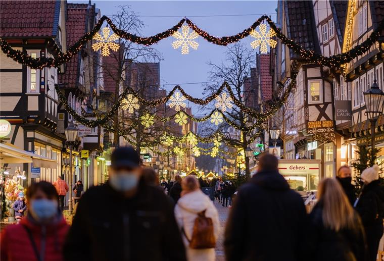 Niedersachsen, Celle: Passanten spazieren durch die weihnachtlich geschmückte Innenstadt. Einzelhändler hoffen auf gute Geschäfte am dritten Adventssamstag. 
