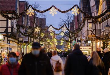 Niedersachsen, Celle: Passanten spazieren durch die weihnachtlich geschmückte Innenstadt. Einzelhändler hoffen auf gute Geschäfte am dritten Adventssamstag. 