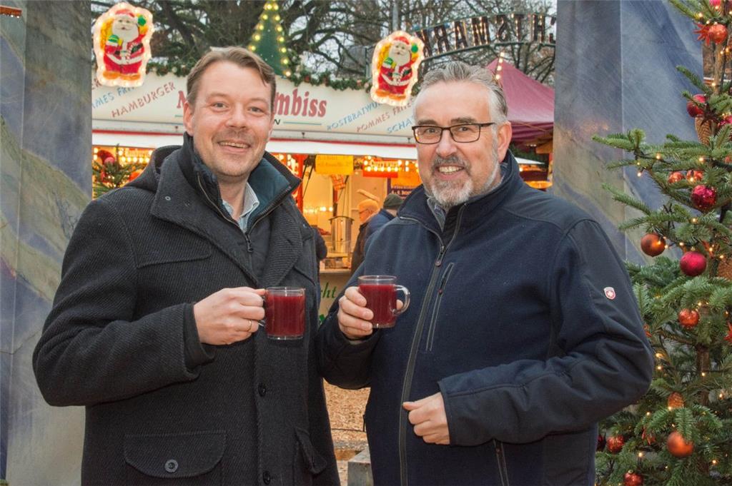 Die Bürgermeisterkandidaten Henning Fricke (links) und Dirk Glaß machten Werbung in eigener Sache. Doch für einen Punsch fanden sie Zeit.