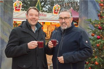 Die Bürgermeisterkandidaten Henning Fricke (links) und Dirk Glaß machten Werbung in eigener Sache. Doch für einen Punsch fanden sie Zeit.