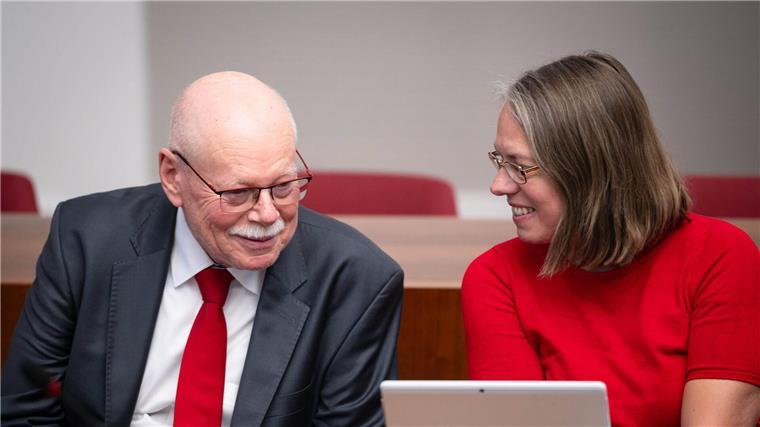 Die Bürgerschaft diskutiert über die Zukunft der beiden Senatsmitglieder.
