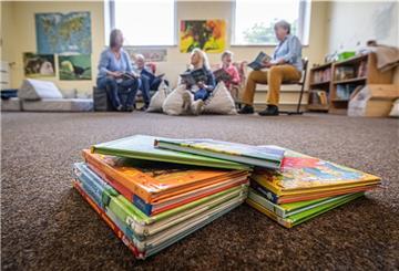 Die Bürgerstiftung organisiert das Ehrenamtsprojekt "Zeitstifter": Freiwillige Lese- und Schreibe-Paten an den Grundschulen. Hier beraten Paten und Organsisatorinnen den Einsatz an der Goetheschule. Foto: Hartmann