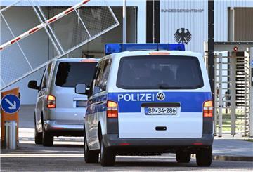 Zwei Fahrzeuge der Bundespolizei fahren auf das Gelände des Bundesgerichtshofs (BGH) in Karlsruhe.
