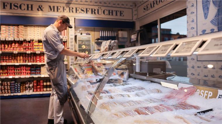 Deutsche kaufen weniger Fisch für mehr Geld Die Bundesbürger haben im vergangenen Jahr weniger Fisch gekauft, insgesamt dafür aber mehr Geld ausgegeben.