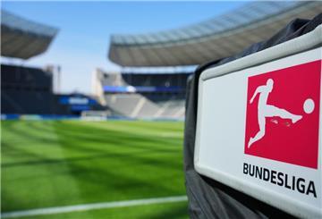  eine TV-Kamera mit dem Bundesliga-Logo steht vor dem Spiel hinter dem Tor in der Ostkurve. 