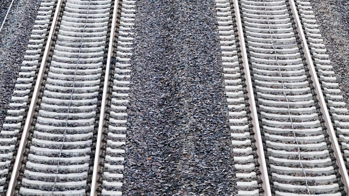 Bahnschienen. Die Bundespolizei bittet nach dem Vorfall auf der Bahnstrecke Lehrte–Cuxhaven in Bad Bevensen um Hinweise zu den Tätern, die Fahrräder auf die Gleise gelegt haben.