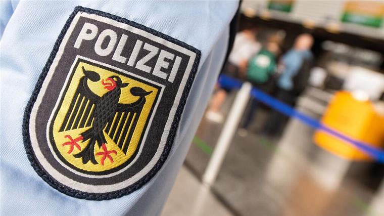 Exhibitionist belästigt Mädchen in Zug auf dem Weg nach Cuxhaven Eine Streife der Bundespolizei geht durch einen Flughafen