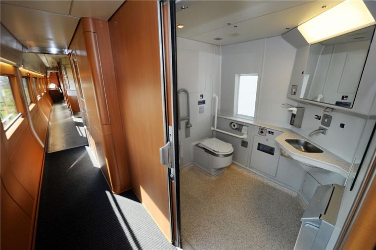 Die Bundespolizei hat am Düsseldorfer Hauptbahnhof einen splitterfasernackten Schwarzfahrer auf der Zugtoilette erwischt. 