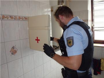 Die Bundespolizei hat in Bremerhaven vier Wohnungen von mutmaßlichen Schleusern durchsucht. 
