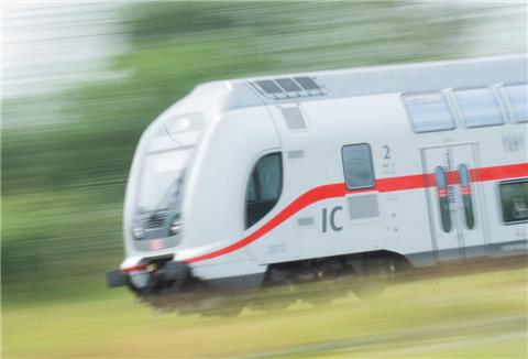 Ein doppelstöckiger Intercity 2 (IC2) fährt über Schienen in der Region Hannover.