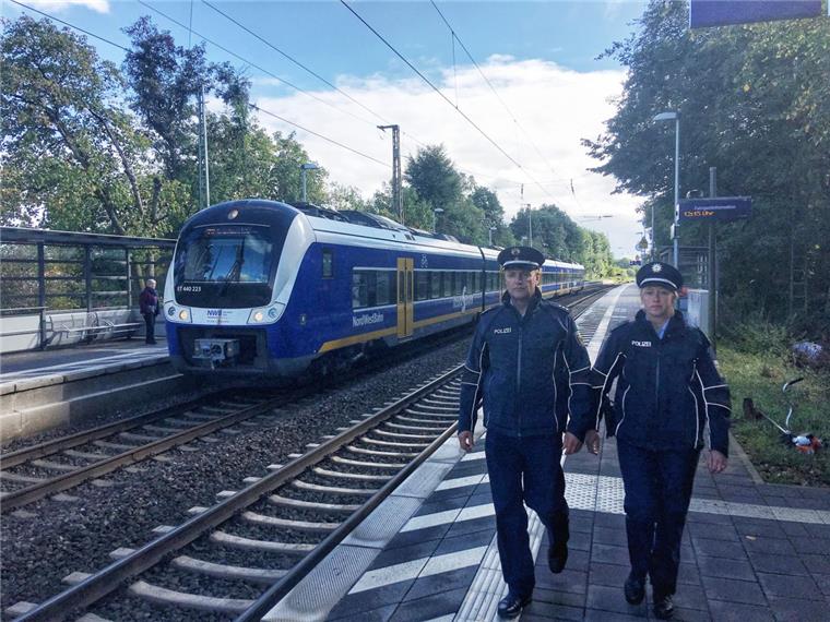 Nach Unglück in Lunestedt: Bundespolizei warnt vor Leichtsinn Die Bundespolizei läuft Streife am Lunestedter Bahnhof.