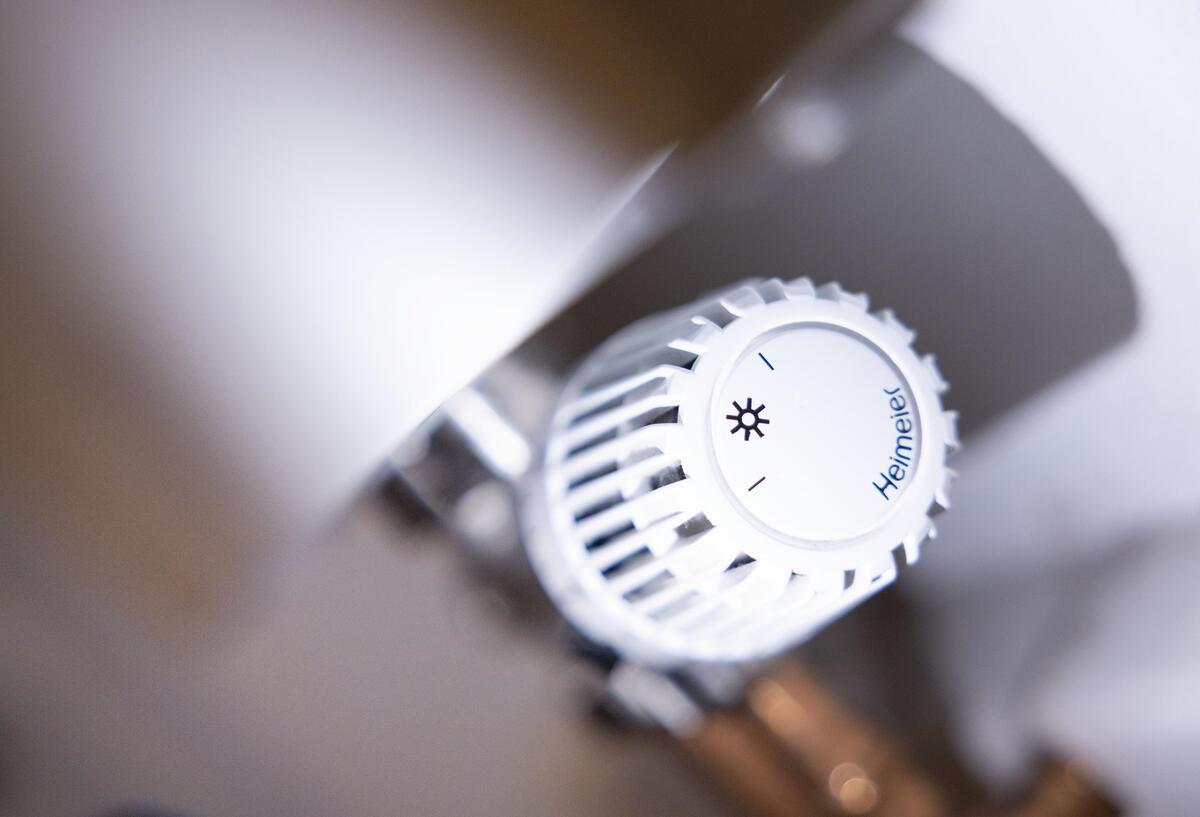 Heizungs-Hammer! Bundesregierung kündigt Reform von Gebäudeenergiegesetz an Ein Thermostat an einer Heizung in einer Wohnung.