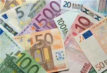 Geldscheine liegen auf einem Tisch. Die Bundesregierung plant einen neuen Zuschuss, um pflegende Angehörige finanziell zu unterstützen. Das Familienpflegegeld kann bis zu 1800 Euro im Monat betragen.