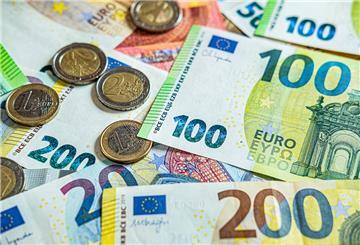 Münzen und Geldscheine liegen auf einem Tisch. Die Bundesregierung plant, Zuschläge für Überstunden steuerfrei zu stellen. Das könnte Arbeitnehmern mehrere Hundert Euro im Jahr extra bringen.