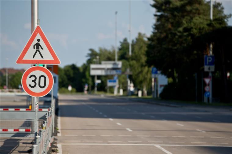 Die Bundesregierung will  mit einer Novelle der Straßenverkehrsordnung die Einführung von Tempo-30-Zonen vereinfachen.  