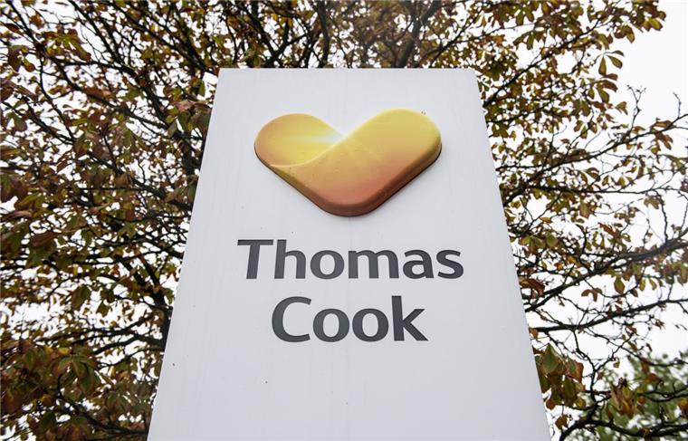 Bundesregierung will Thomas-Cook-Kunden finanziell helfen Das Logo des britischen Reisekonzerns Thomas Cook vor der Zentrale des deutschen Ablegers.