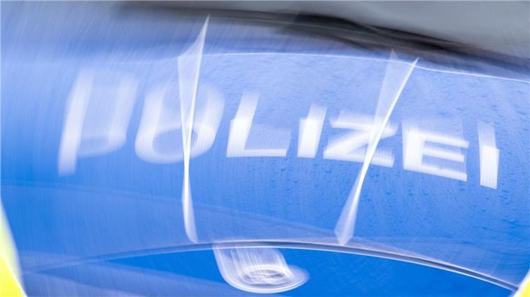 Kleinflugzeug stürzt ab - Pilot stirbt Die Bundesstelle für Flugunfalluntersuchung ermittelt zur Unfallursache und den Umständen des Absturzes. (Symbolbild)