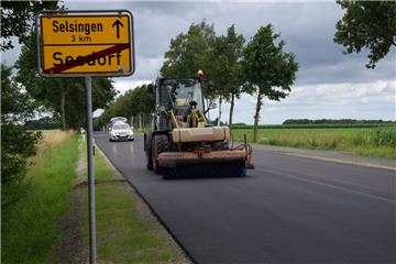 Die Bundesstraße 71 wird gereinigt. Nur die  Fahrbahnmarkierungen und manche Schilder fehlen noch. Zum Wochenende soll der Verkehr zwischen Selsingen und Zeven wieder rollen. 