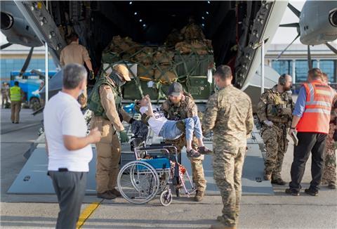 Während der militärischen Evakuierungsoperation von Schutzbedürftigen aus der afghanischen Hauptstadt Kabul tragen deutsche Bundeswehrsoldaten einen Afghanen aus dem Laderaum eines Airbus A400M und setzen ihn in einen Rollstuhl.