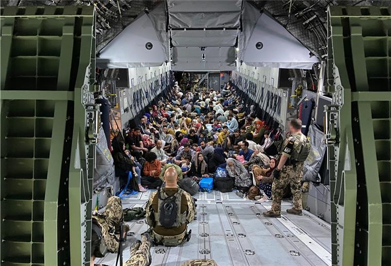 Weiterer Bundeswehr-Flug evakuiert 213 Menschen aus Kabul Geflüchtete sitzen in einem Airbus A400M der Bundeswehr.