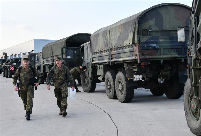 Die Bundeswehr rückt in der Wesermarsch an Die Bundeswehr übt die Verlegung von Soldaten und Material.