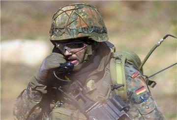 Ein Artillerie-Soldat setzt während einer Übung einen Funkspruch ab. 
