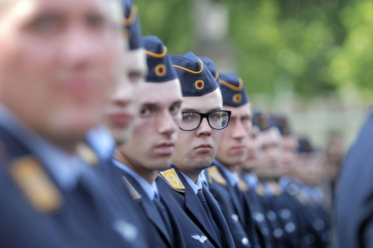 Geheimdienst soll Bundeswehr-Bewerber durchleuchten Die Bundeswehr will ab Juli 2017 ihre Bewerber einer Sicherheitsüberprüfung durch den Militärischen Abschirmdienst (MAD) unterziehen.