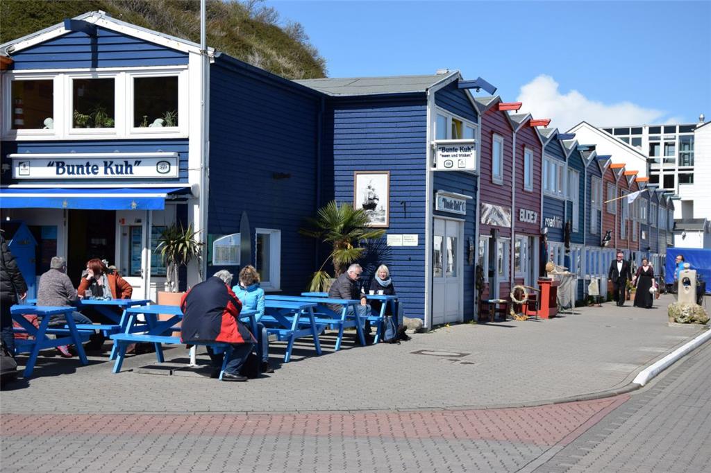 Die bunten Hummerbuden an der Promenade auf Helgoland. Foto: Rabbel