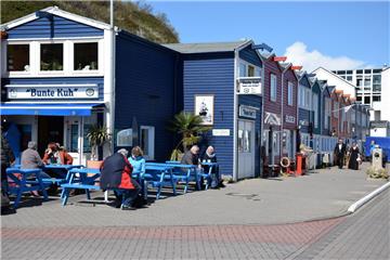 Die bunten Hummerbuden an der Promenade auf Helgoland. Foto: Rabbel