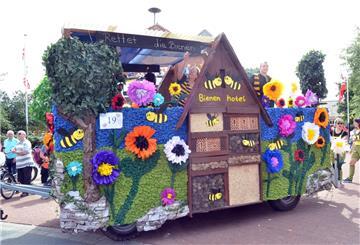Die bunten Marktwagen sind in jedem Jahr ein Hingucker nicht nur wegen der bunten Papierblumen.