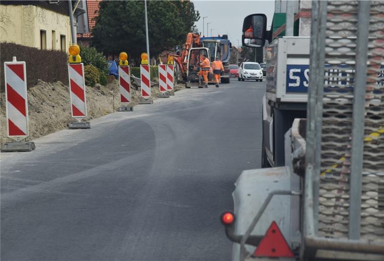 Die Burhaver Straße ist zurzeit halbseitig gesperrt. Ab Montag gibt es eine Vollsperrung.