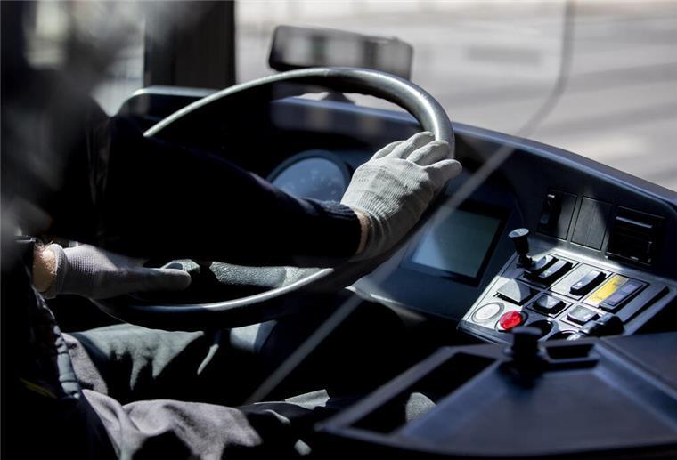 Busbranche rechnet mit 87.000 fehlenden Fahrern bis 2030 Ein Busfahrer hält das Lenkrad mit Handschuhen.