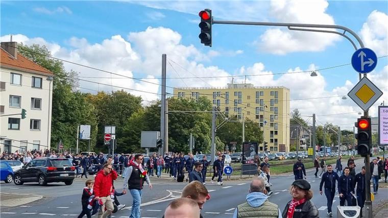 Stau in Köln: KSC-Spieler laufen zu Fuß zum Stadion Die Busfahrt des Karlsruher SC zum Kölner Stadion endete früher als geplant.