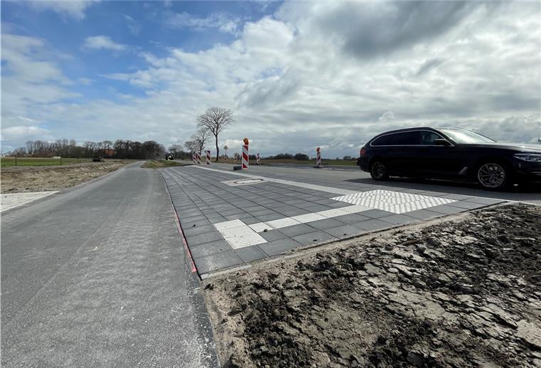 Die Bushaltestelle im Bereich der Abzweigung nach Iggewarden weist eine Steigung auf, die mit Barrierefreiheit nicht mehr viel zu tun hat. Der Höhenunterschied zwischen Bord und Radweg, der ausgeglichen werden muss, ist zu groß.