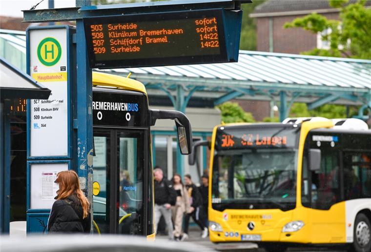 Linienbusse in Bremerhaven fahren weiter Umleitung über Kennedybrücke Die Busse von Bremerhaven Bus fahren weiter eine Umleitung.