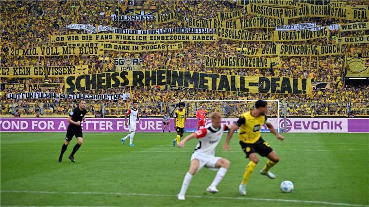 Gelungenes Sahin-Debüt beim BVB - Gittens trifft doppelt Die BVB-Fans protestieren gegen den Rheinmetall-Deal.