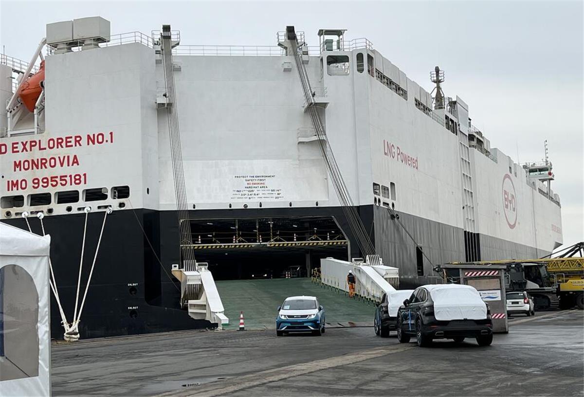 Premiere: Autofrachter bringt 3.000 E-Autos von China-Hersteller BYD nach Bremerhaven Die BYD Explorer No. 1 ist erstmals am Bremerhavener Autoterminal zu Gast. BYD aus China ist der größte E-Auto-Hersteller der Welt und möchte den europäischen Markt erschließen.