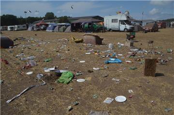 Die Camper sind weg - der Müll ist noch da. Foto: Overschmidt