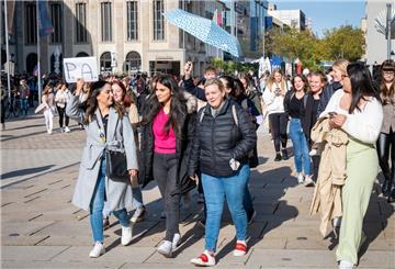 Studenten laufen durch die Innenstadt von Bremerhaven.