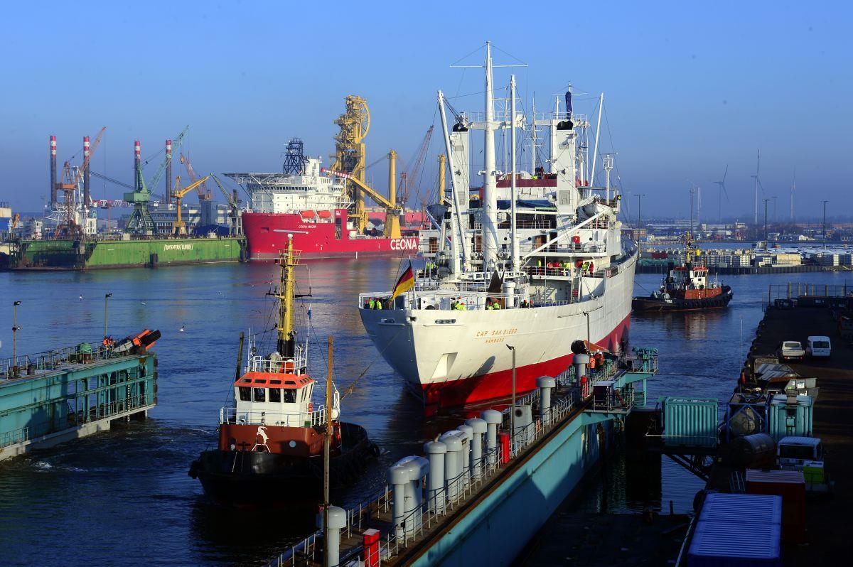 Die "Cap San Diego" wird in Bremerhaven überholt Die Cap San Diego dockt bei German Dry Dock ein .