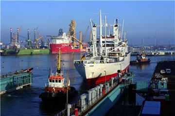 Die Cap San Diego dockt bei German Dry Dock ein .
