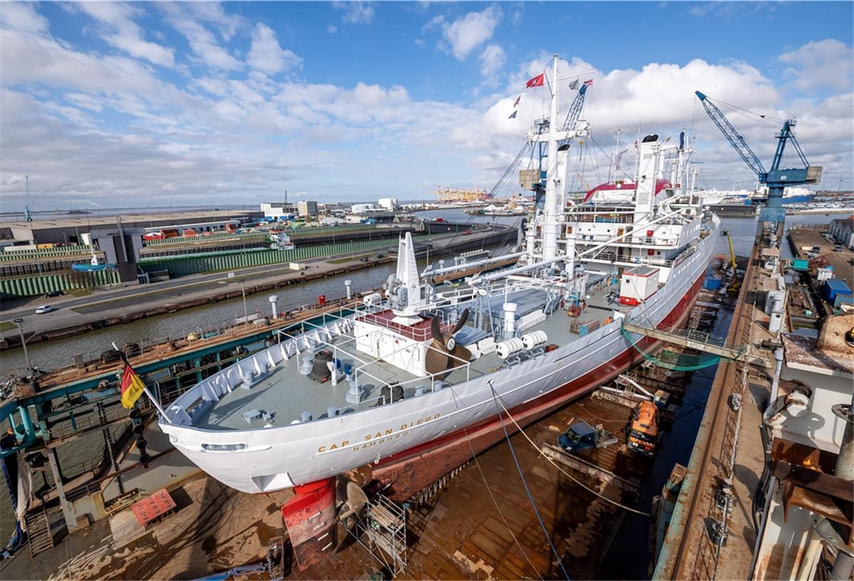 „Cap San Diego“ verlässt Bremerhaven Die „Cap San Diego“ lag für Wartungsarbeiten in der Werft Bredo Dry Docks. Hier wurde der Schiffs-TÜV durchgeführt. Bei Schiffen heißt das Klassifizierung.