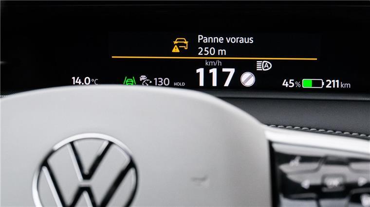 Neue Technik soll Einsatzkräfte auf Straßen besser schützen Die „Car2x“-Kommunikation wird bei Herstellern wie Volkswagen und Volvo schon oft serienmäßig verbaut.